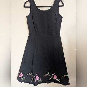 Amanda Smith Embroidered Black Shift Dress Size 6